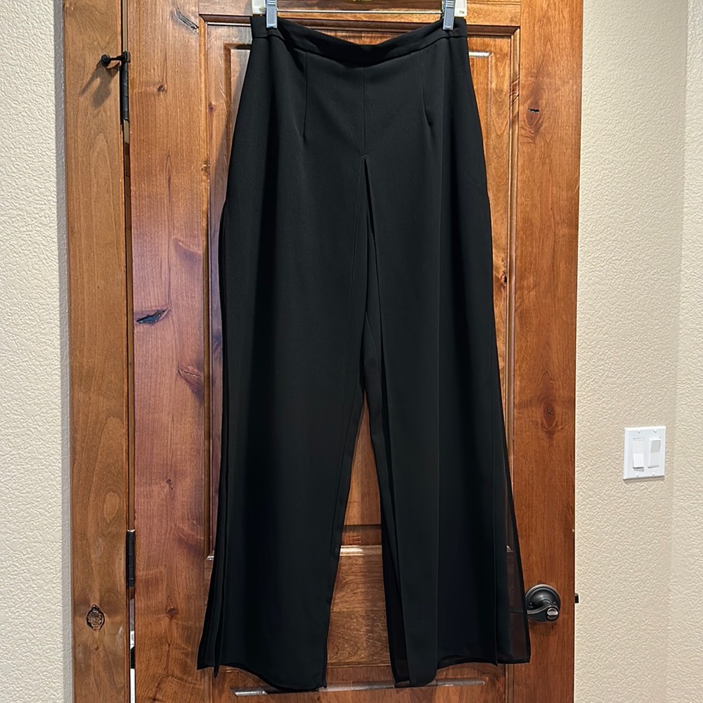 Black wide leg high waisted flowy pants!